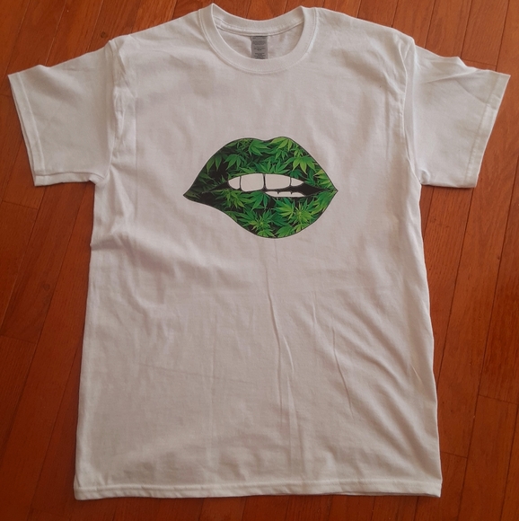 Weed lipz!! - Picture 2 of 3
